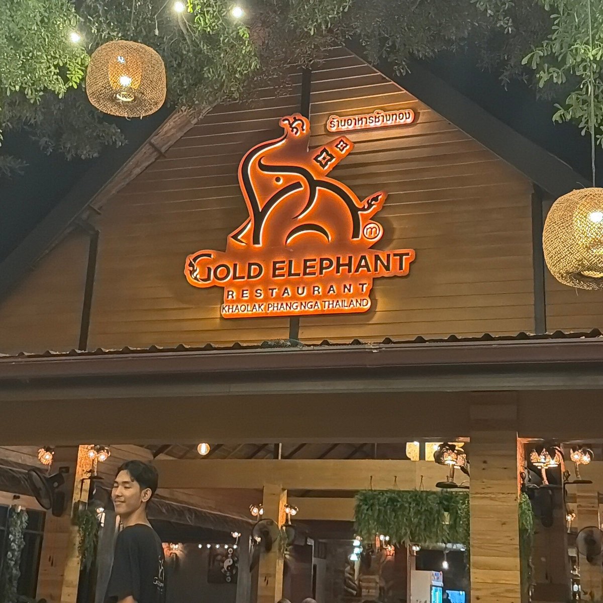 Gold elephant restaurant at bang niang